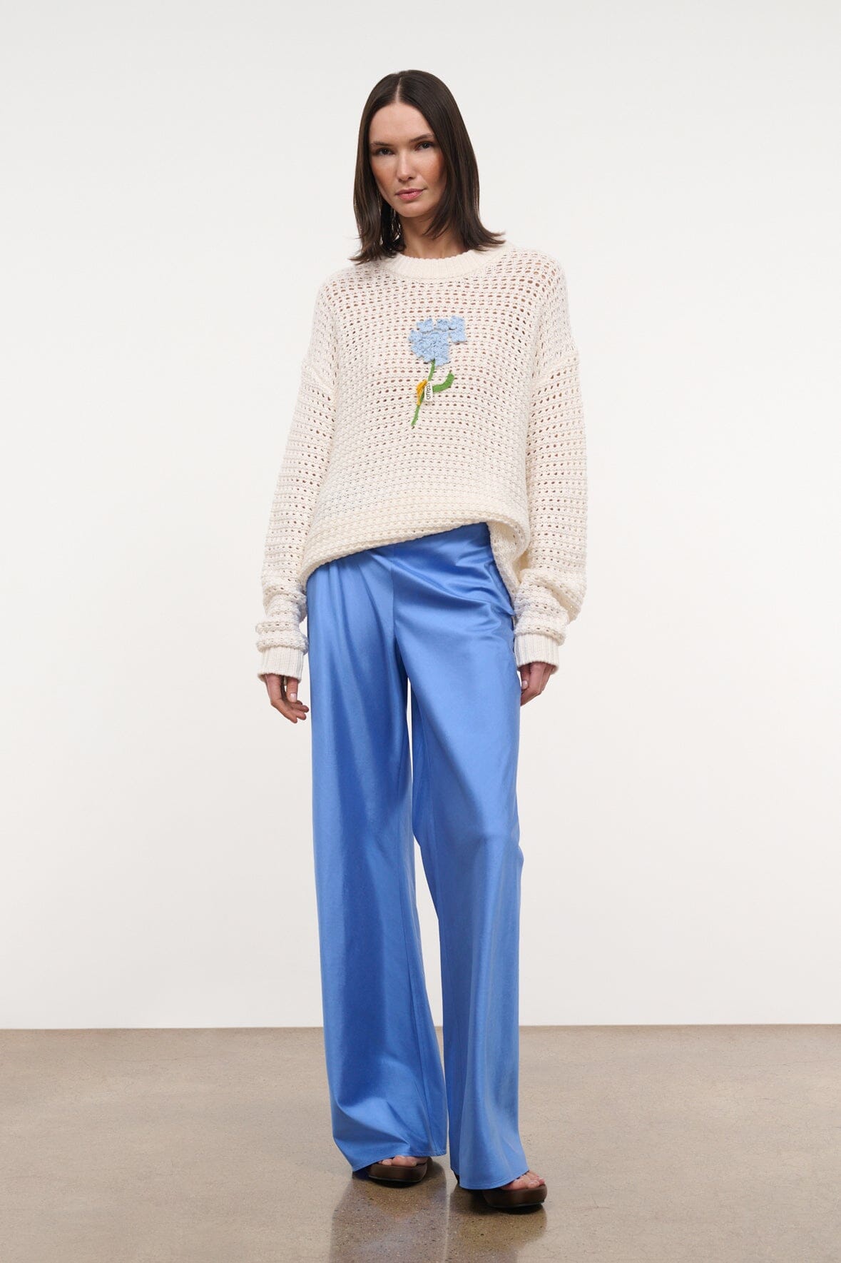 GIADA sweater in cream open-knit with blue hydrangea graphic and long sleeves