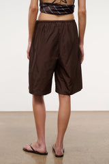Dark brown bermuda shorts with elastic waist and drawstring, relaxed fit