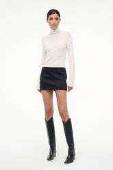 Ivory cashmere turtleneck sweater with long sleeves, close fit.