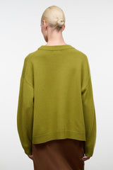 Relaxed cashmere crewneck sweater in green with ribbed collar and cuffs.