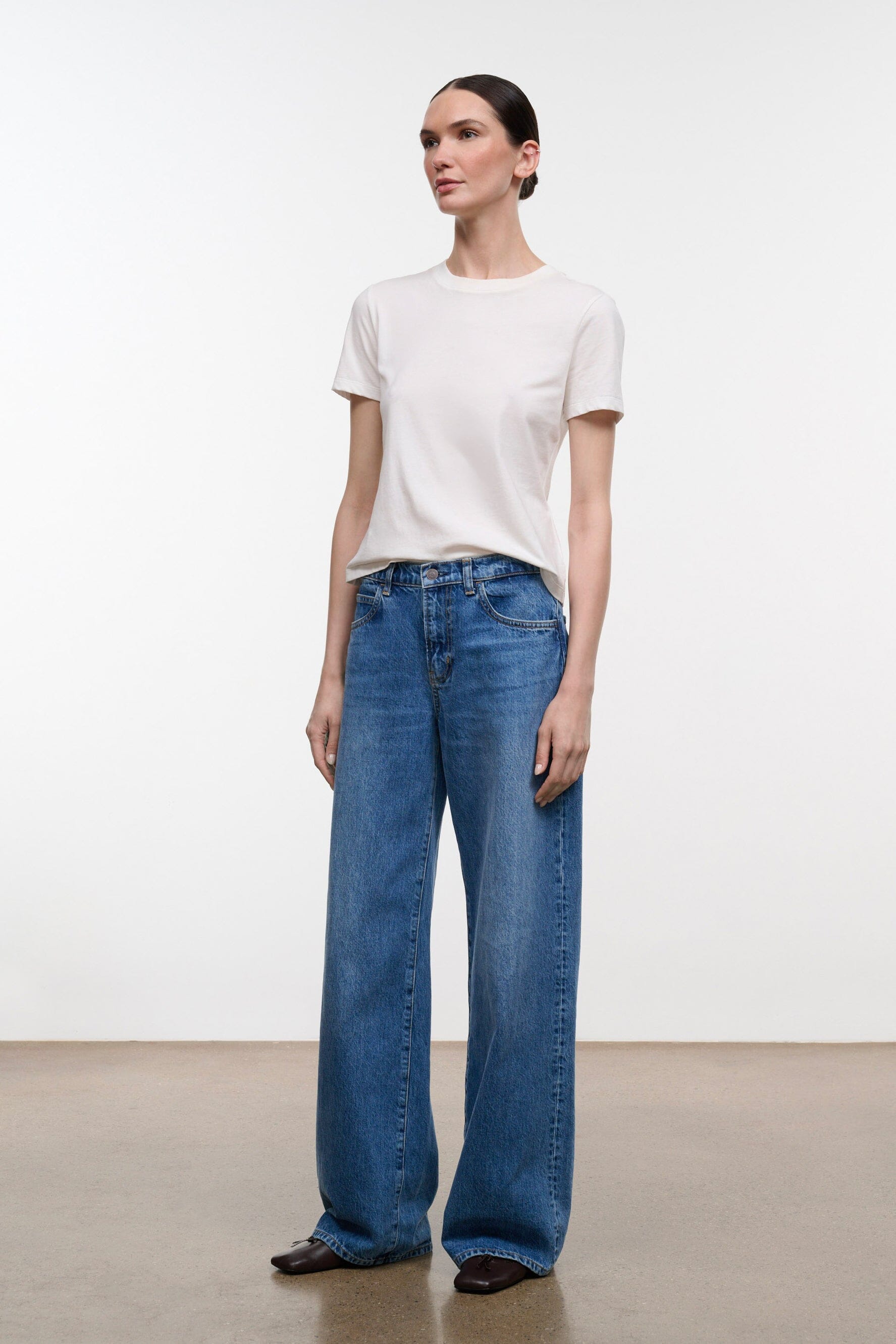 Relaxed-fit vintage wash jeans, wide leg, straight silhouette