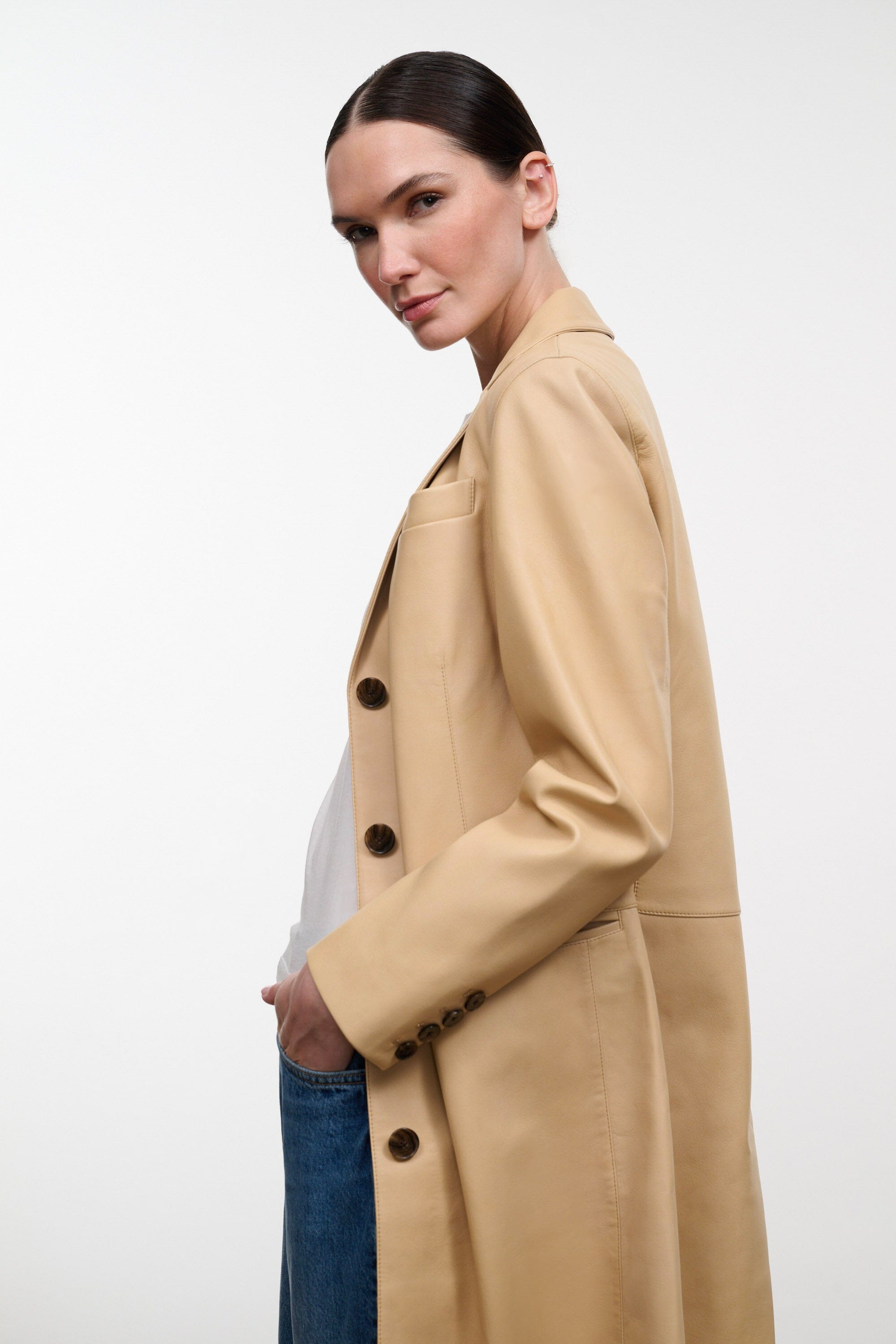Women's tan leather coat, single-breasted with button placket and long sleeves