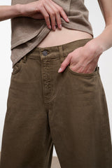 Relaxed jeans, dark olive, button fly, front pockets and belt loops