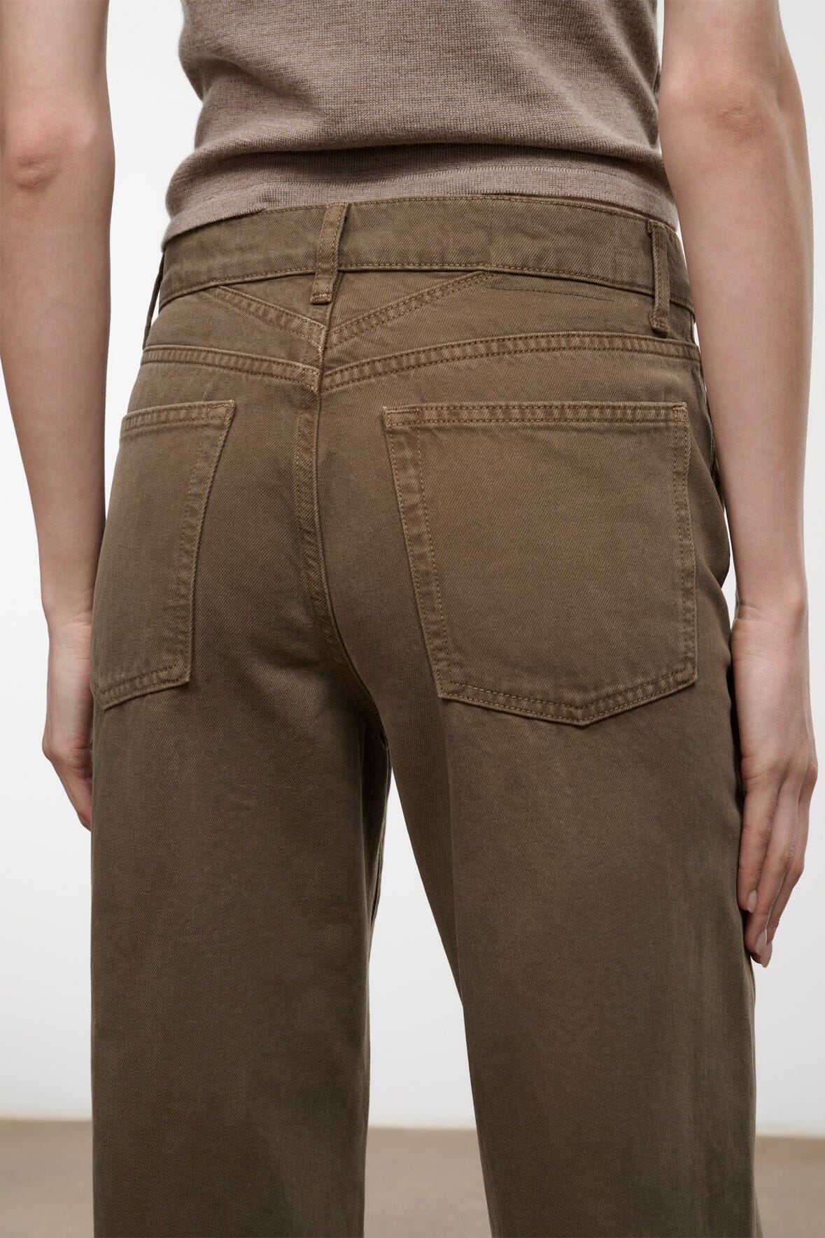 Relaxed jeans, dark olive, back welt pockets with stitched waistband