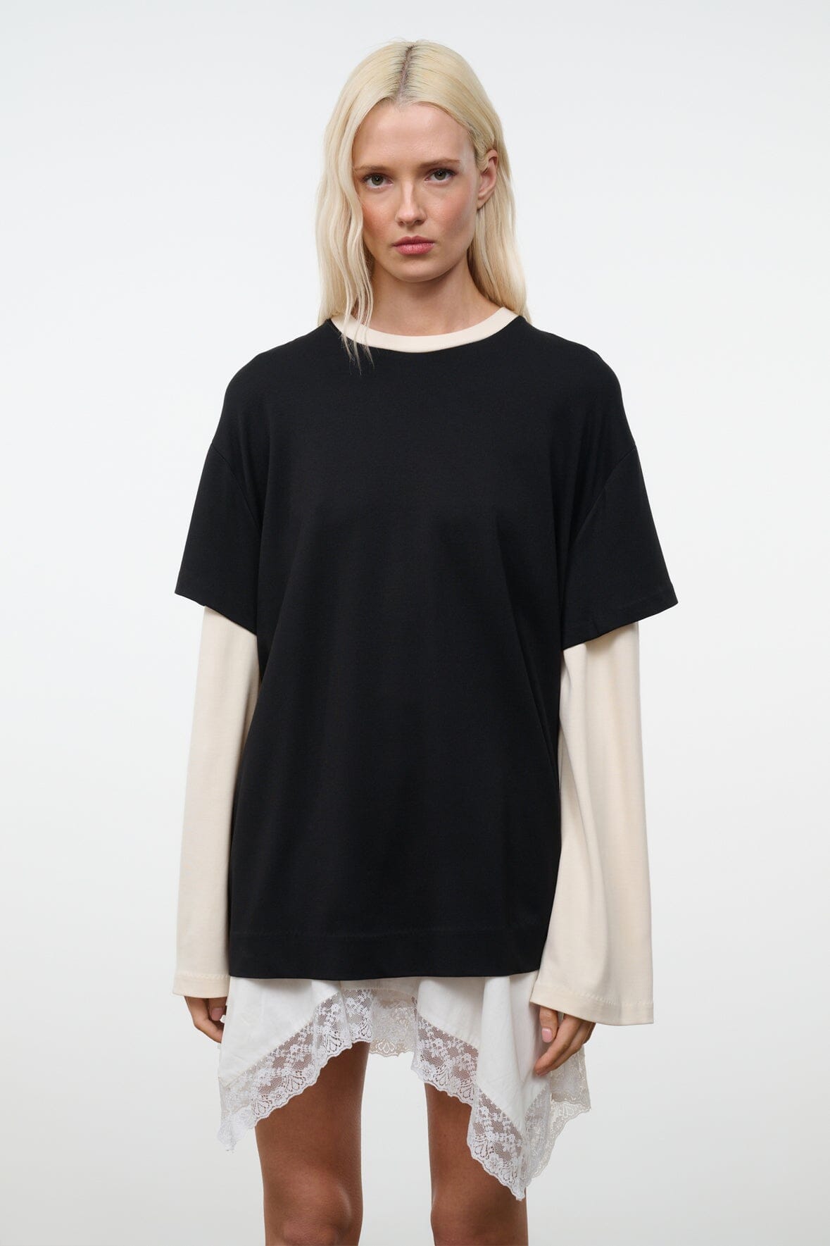 Black oversized tee with short sleeves, ecru underlayer at sides and hem