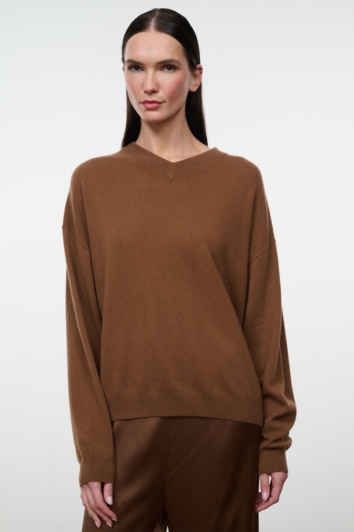 Cashmere sweater in cigar brown with V-neck and long sleeves