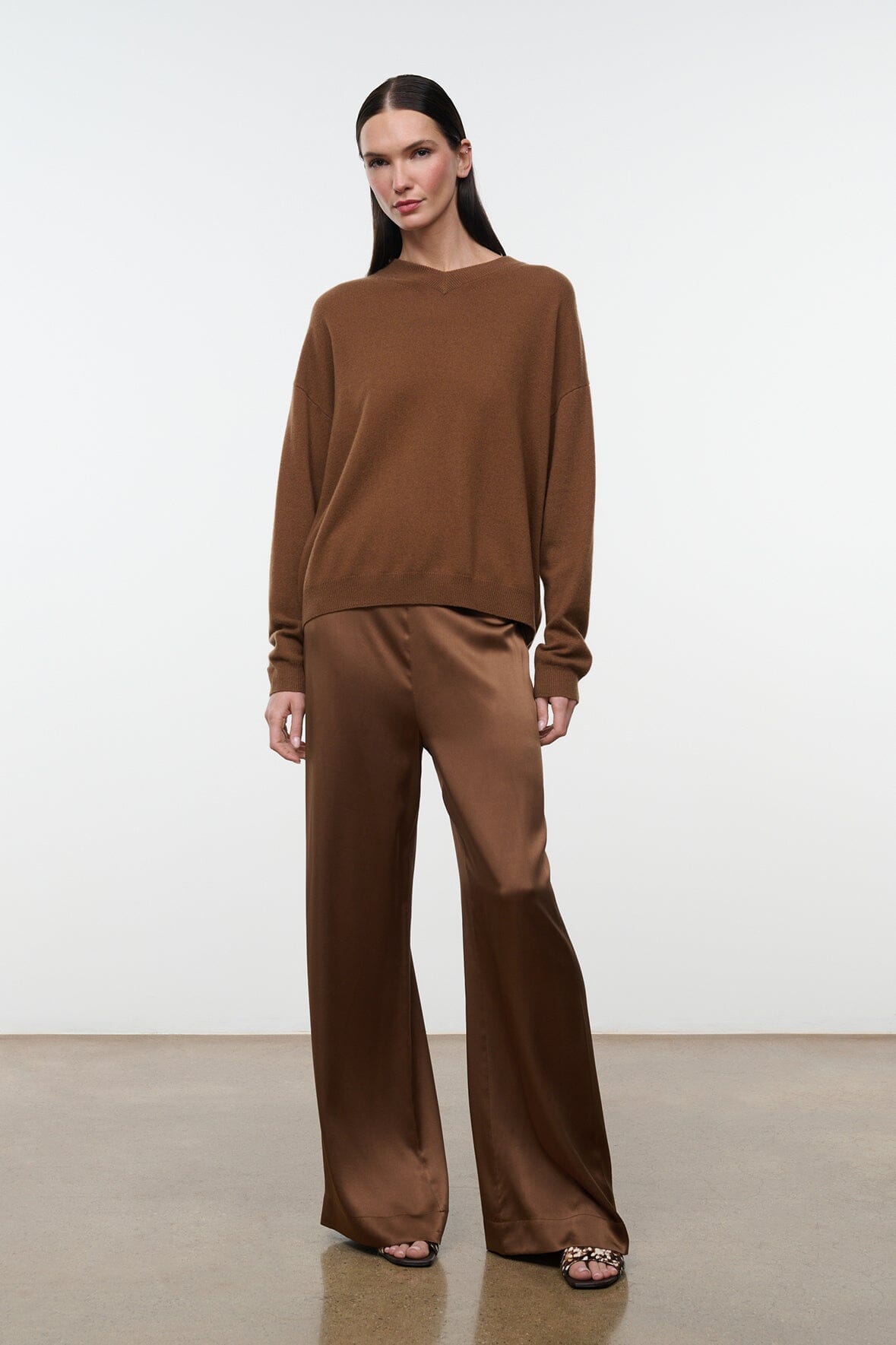 Cashmere sweater in cigar brown, relaxed fit with V-neck and long sleeves