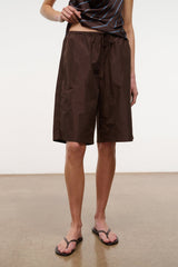 Dark brown bermuda shorts with elastic waist, side seams, knee-length relaxed cut