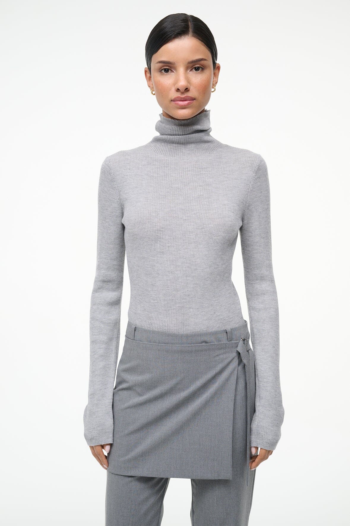 Ash gray cashmere turtleneck sweater, long sleeves, fitted knit