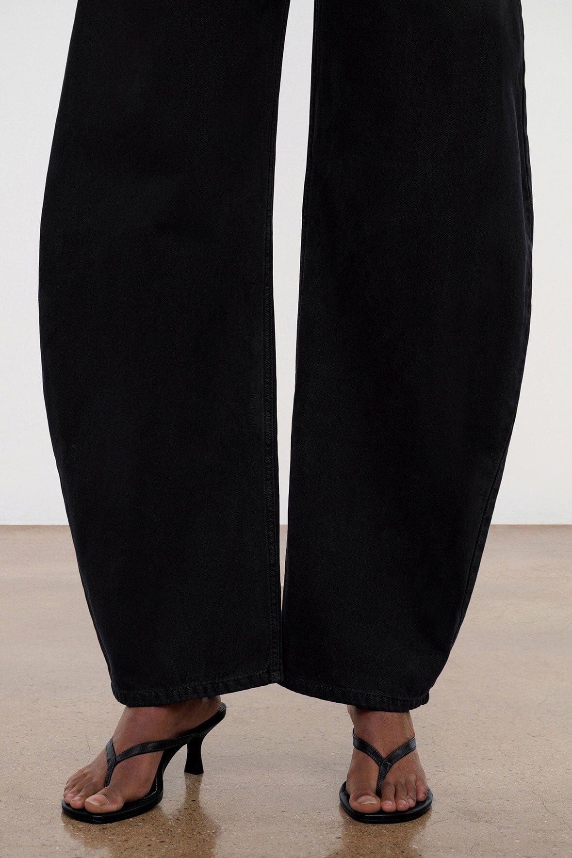 Black barrel jeans with relaxed straight legs and ankle-length hem