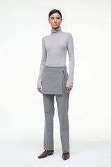 Ash gray cashmere turtleneck sweater with long sleeves and ribbed cuffs