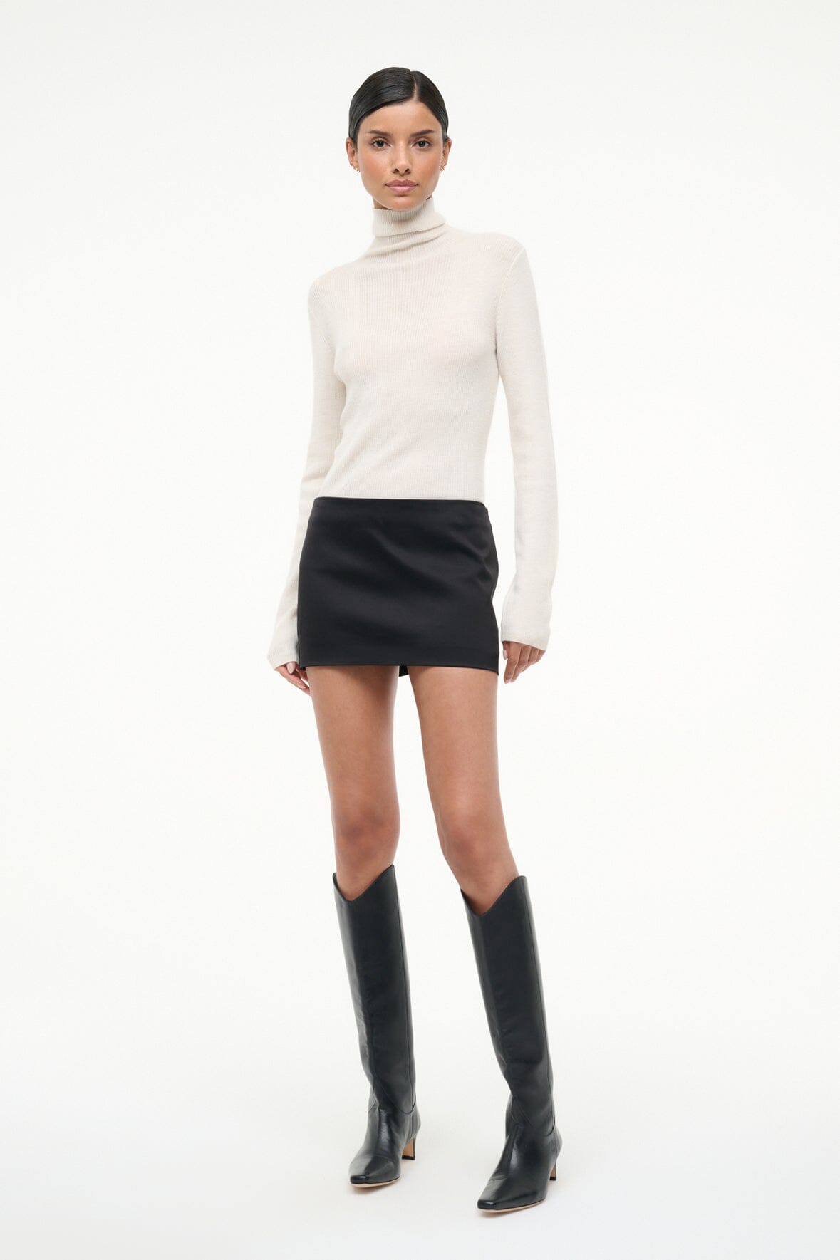Ivory cashmere turtleneck sweater with long sleeves, close fit.