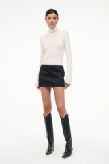 Ivory cashmere turtleneck sweater with long sleeves, close fit.