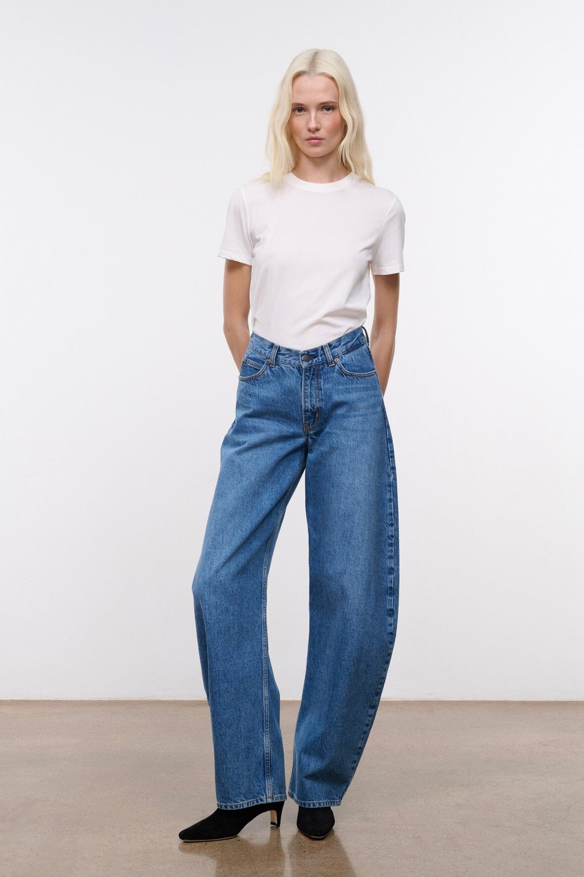 JACKSON vintage wash barrel jeans with high-rise waist and wide leg opening