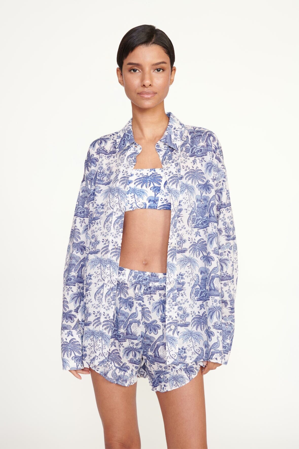 Blue and white toile shorts with elastic waist and ruffled hem