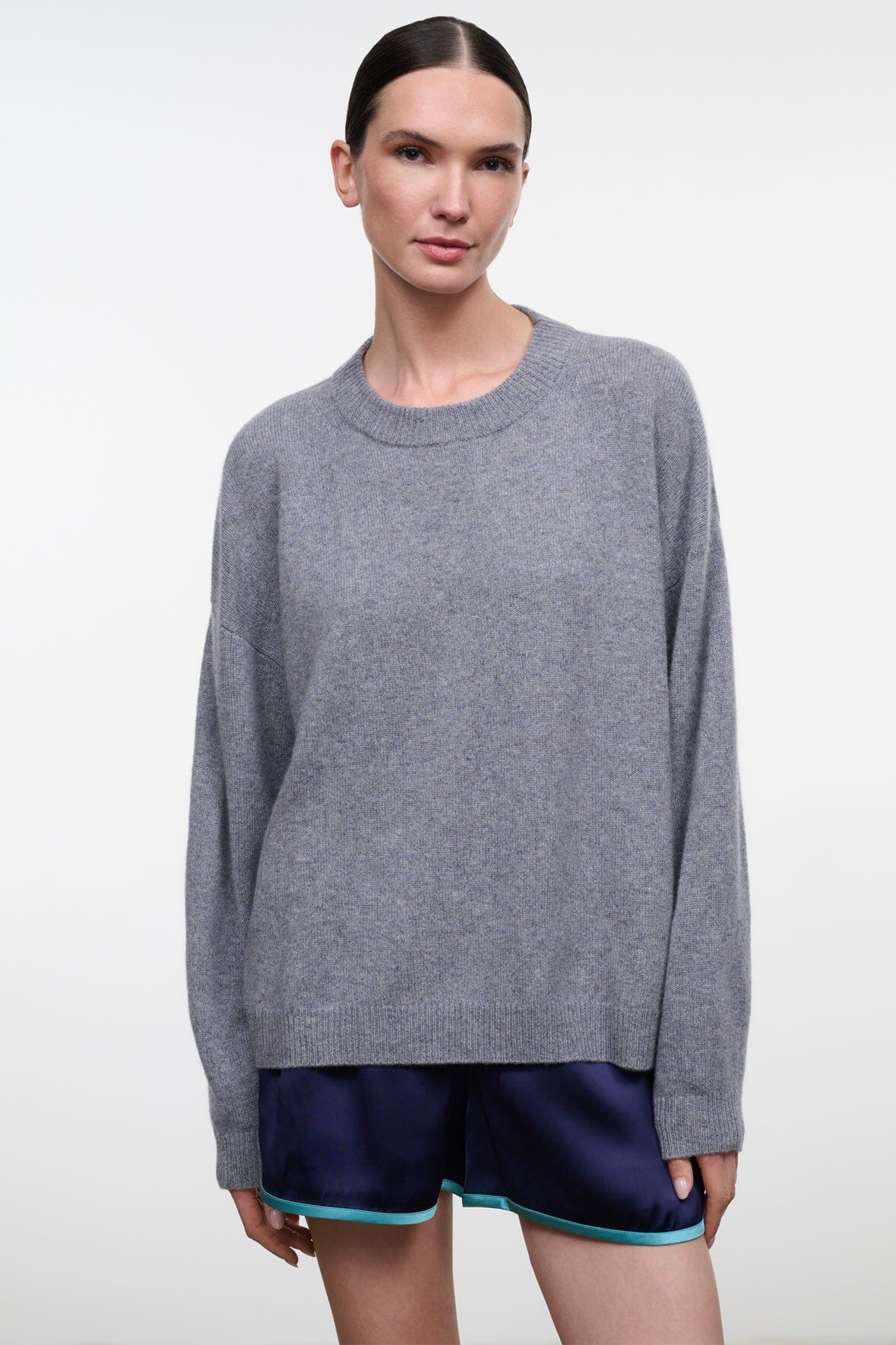 Ash gray cashmere relaxed crewneck sweater with crew neckline and long sleeves