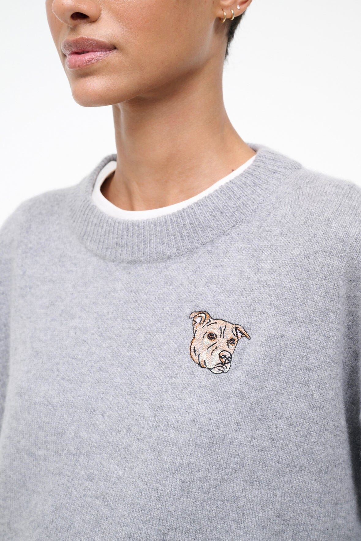 Heather grey cashmere sweater with crew neck and embroidered dog face logo