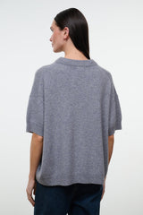Women's ash cashmere sweater with crew neck and short sleeves, relaxed fit