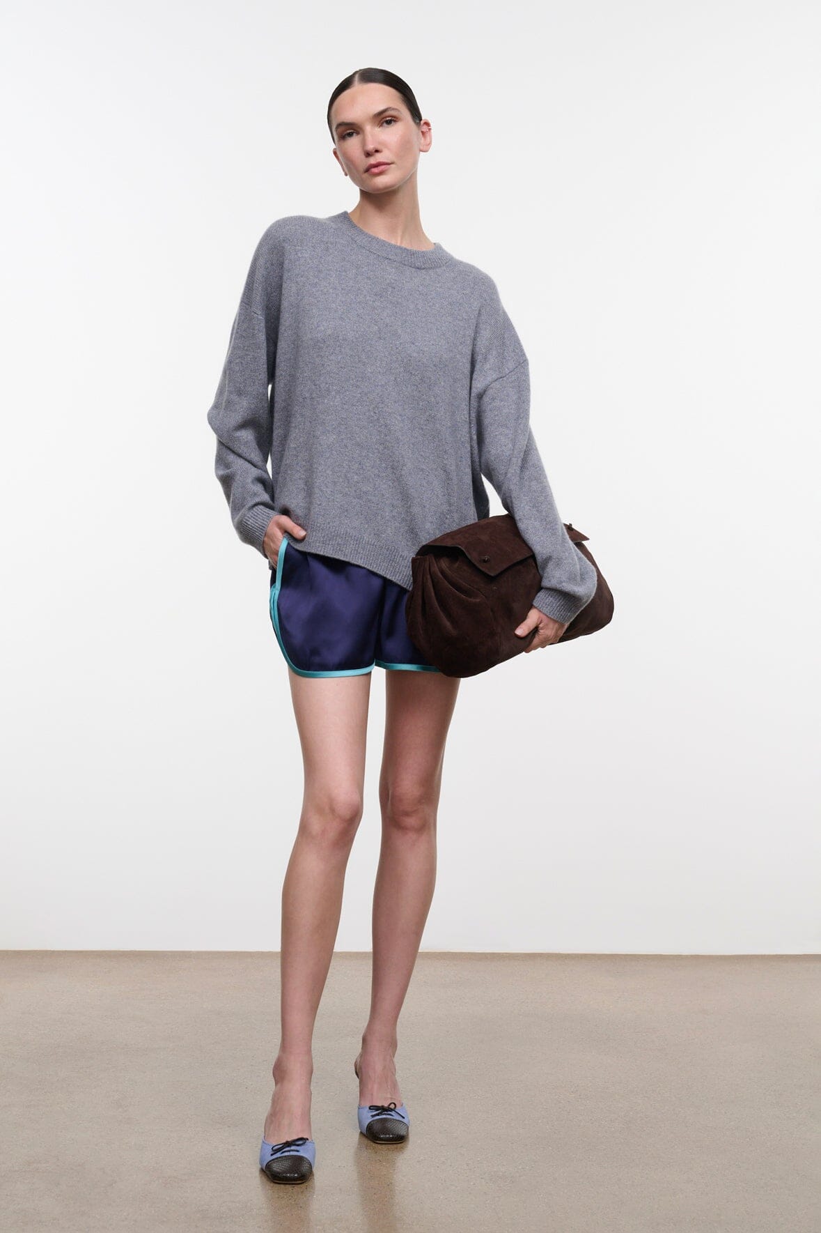 Ash gray cashmere relaxed crewneck sweater with long sleeves and ribbed hem