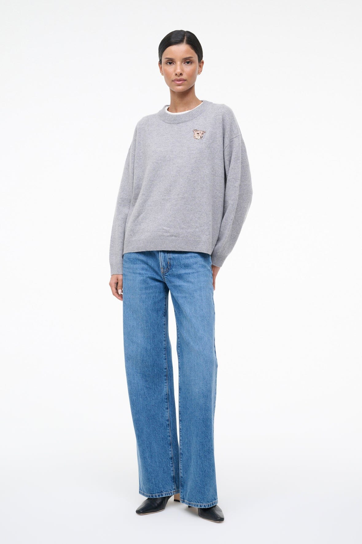 Heather grey cashmere crewneck sweater with long sleeves and small chest logo