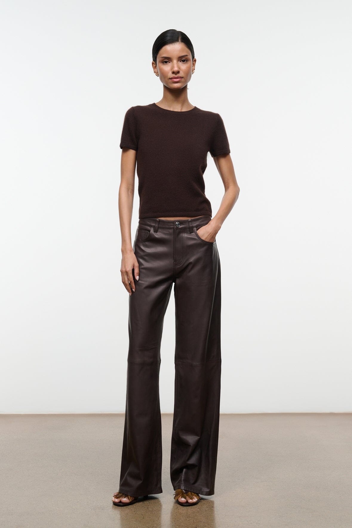 Dark chocolate cashmere crew-neck tee with short sleeves and slim fit