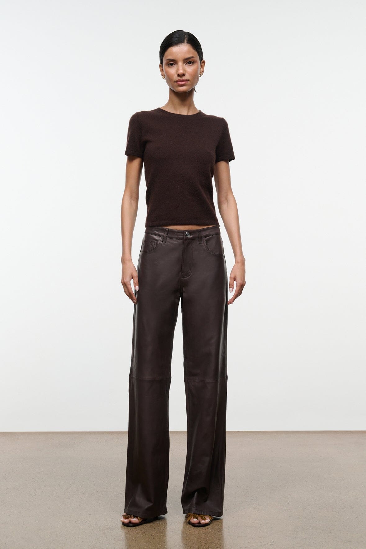 Dark chocolate cashmere crew-neck tee with short sleeves and straight hem