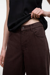 DEAN jeans in dark brown, high-rise waistband with button closure and front pockets