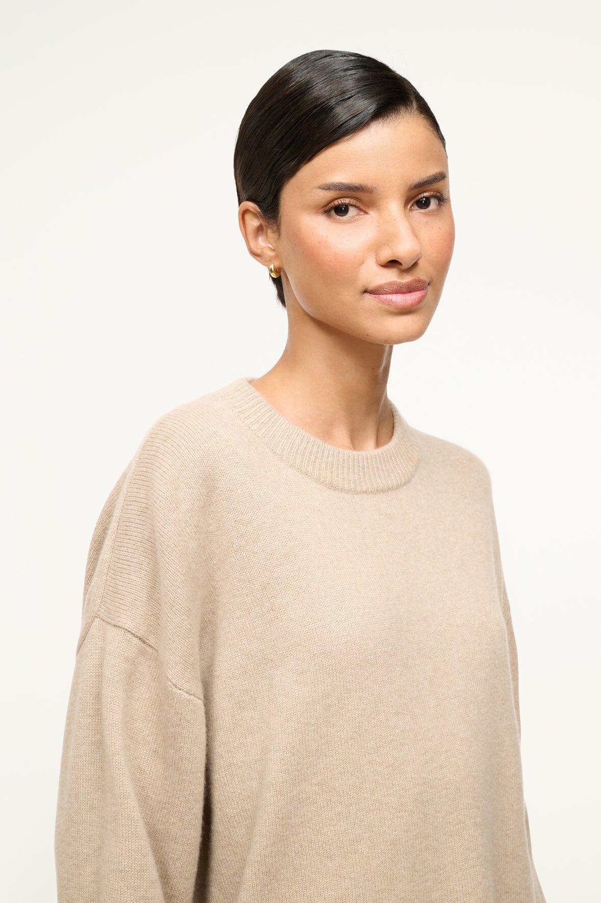 Stone relaxed cashmere crewneck sweater with crew neck and relaxed fit