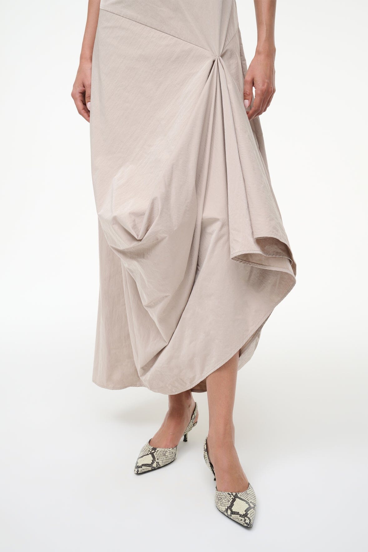 Snake-print slingback heels with pointed toe and low heel, beige and white