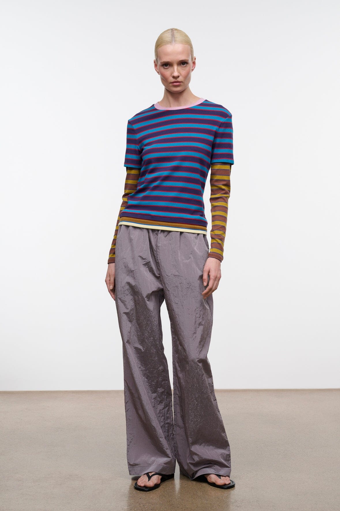 Wide-leg pants with elastic waistband, textured zinc-gray fabric, loose fit