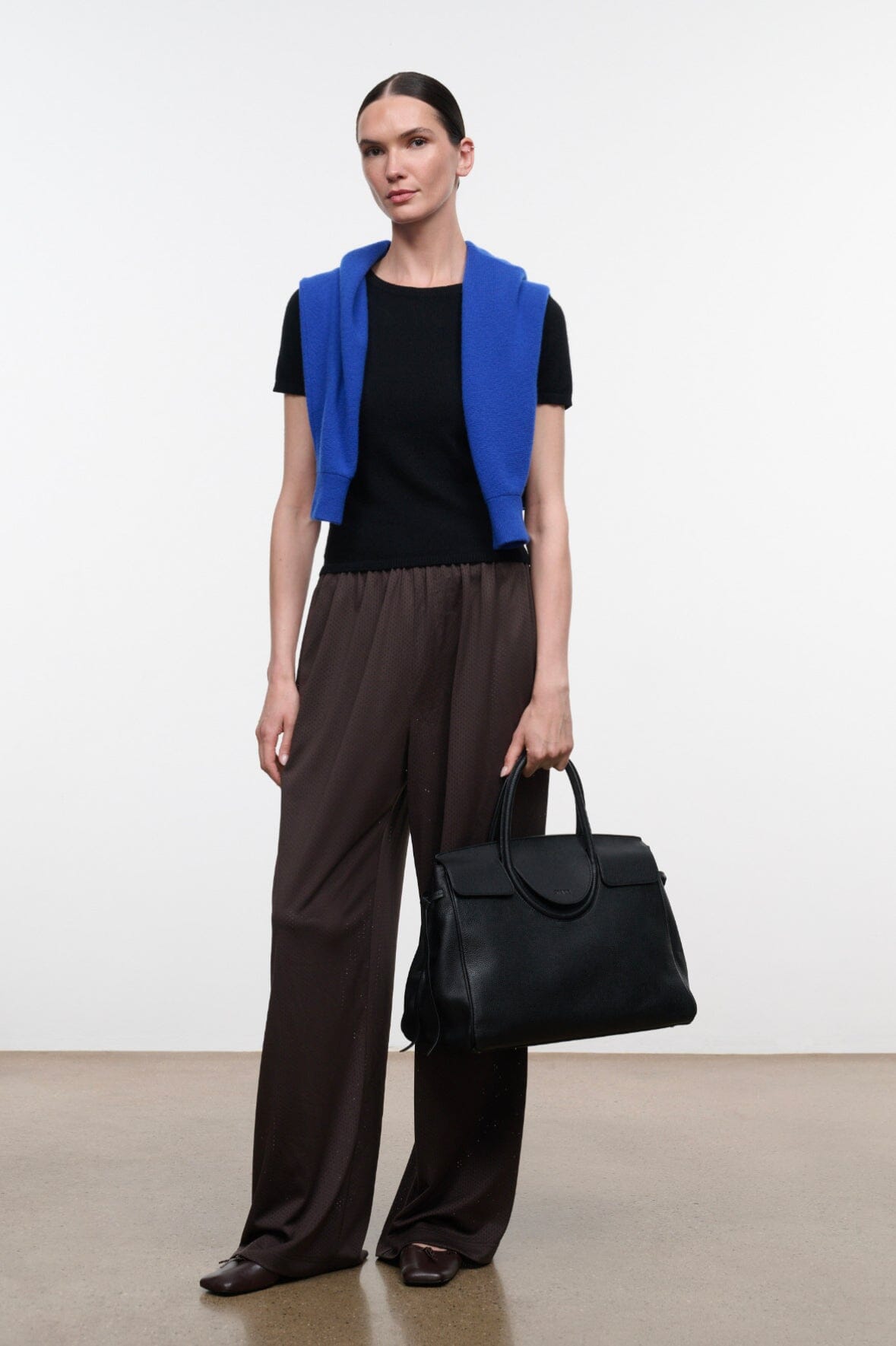Dark oak wide-leg pants with elastic waistband and loose, flowing silhouette