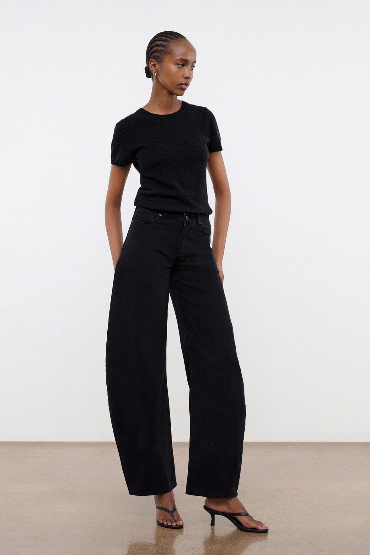Black barrel jeans with front pockets and cuffed hem, relaxed fit
