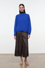 Cobalt cashmere crewneck sweater with long sleeves and straight hem