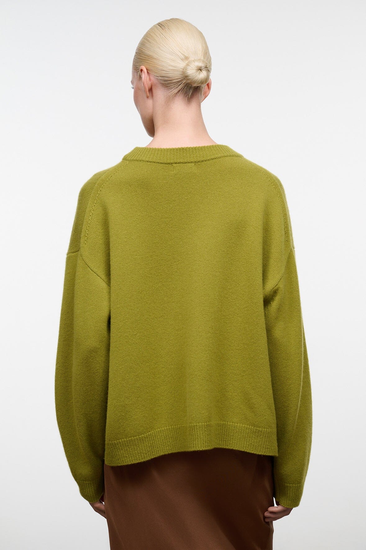 Relaxed cashmere crewneck sweater in green with ribbed collar and cuffs.