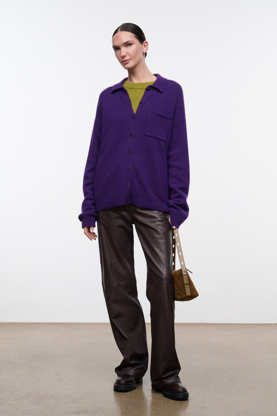Purple cashmere cardigan with button-front, collar and chest pocket, ribbed hem