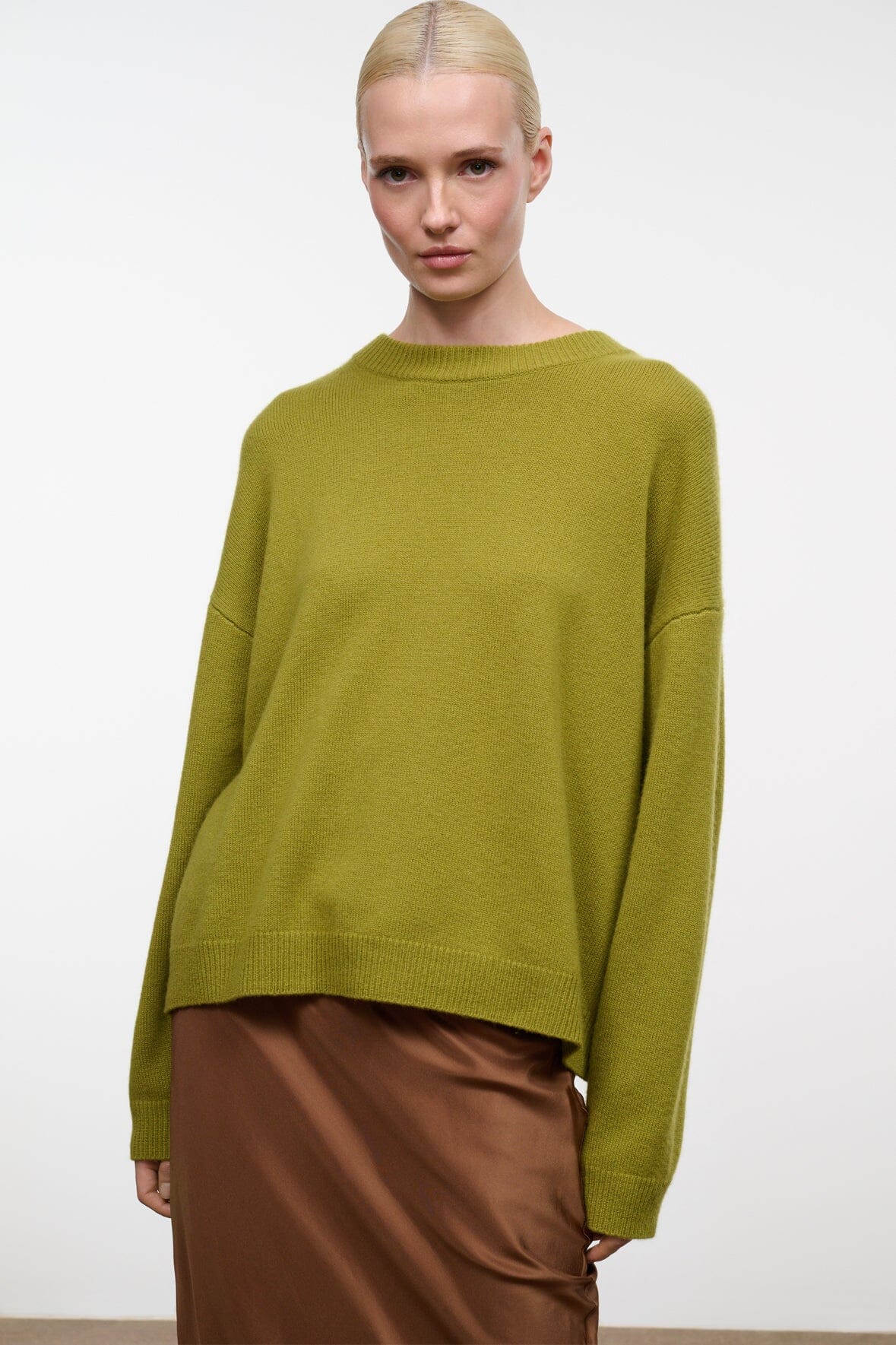 Relaxed cashmere crewneck sweater in green knit with ribbed crew neck and cuffs.