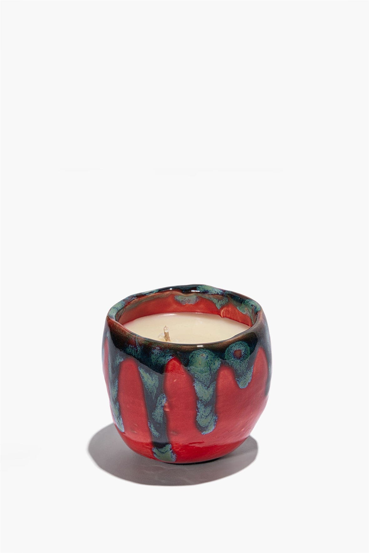 Small SERRE ceramic candle, round cup with red and teal-blue speckled glaze