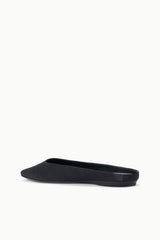 Black flat mule shoe with pointed toe and low, flexible sole