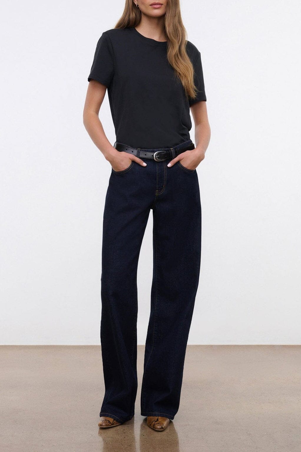 Black crew neck short-sleeve T-shirt with straight hem