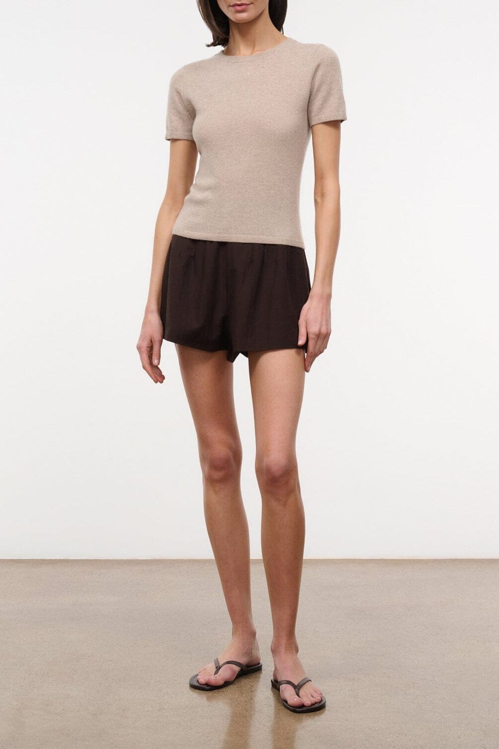 Stone cashmere crew-neck tee with short sleeves, fitted knit top