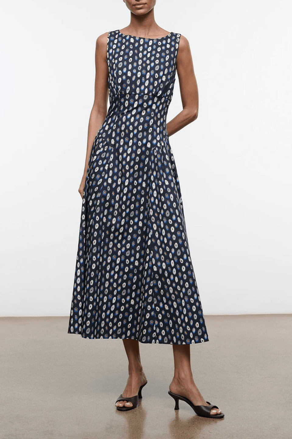 Sleeveless midi dress with navy and white oval print